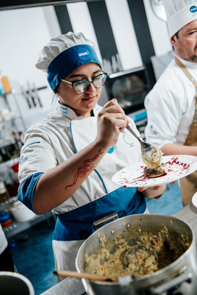 Alumna en cocina ESAC