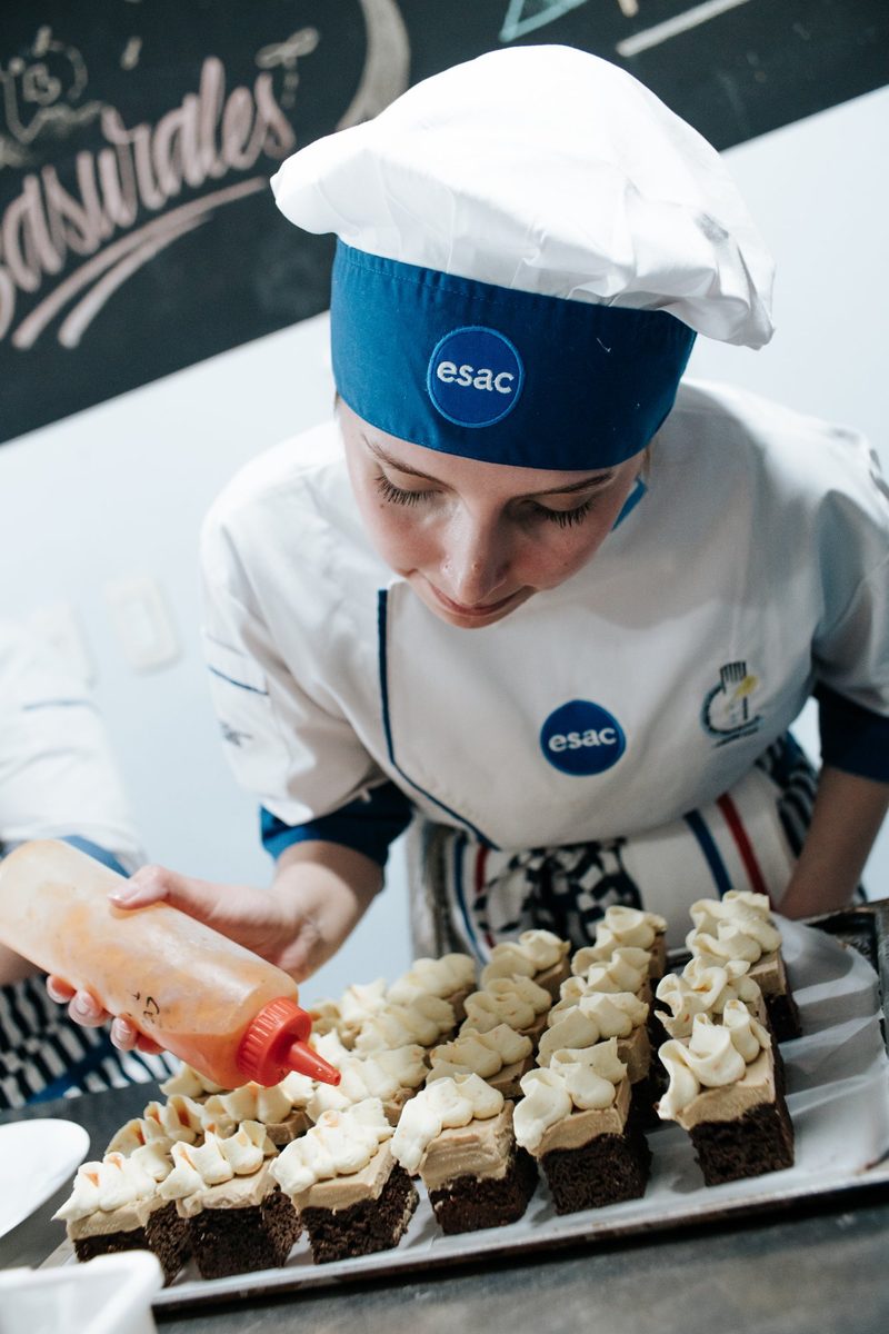 Alumna decorando brownies